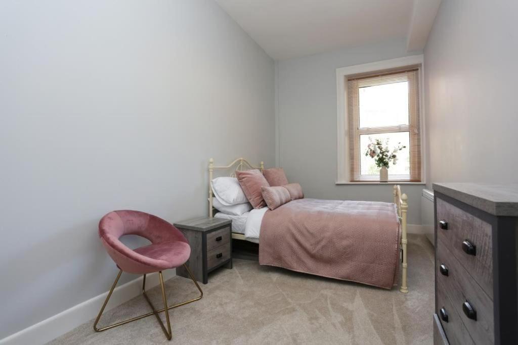 BOURNECOAST: MODERN APARTMENT NEAR TOWN/BEACH-2754