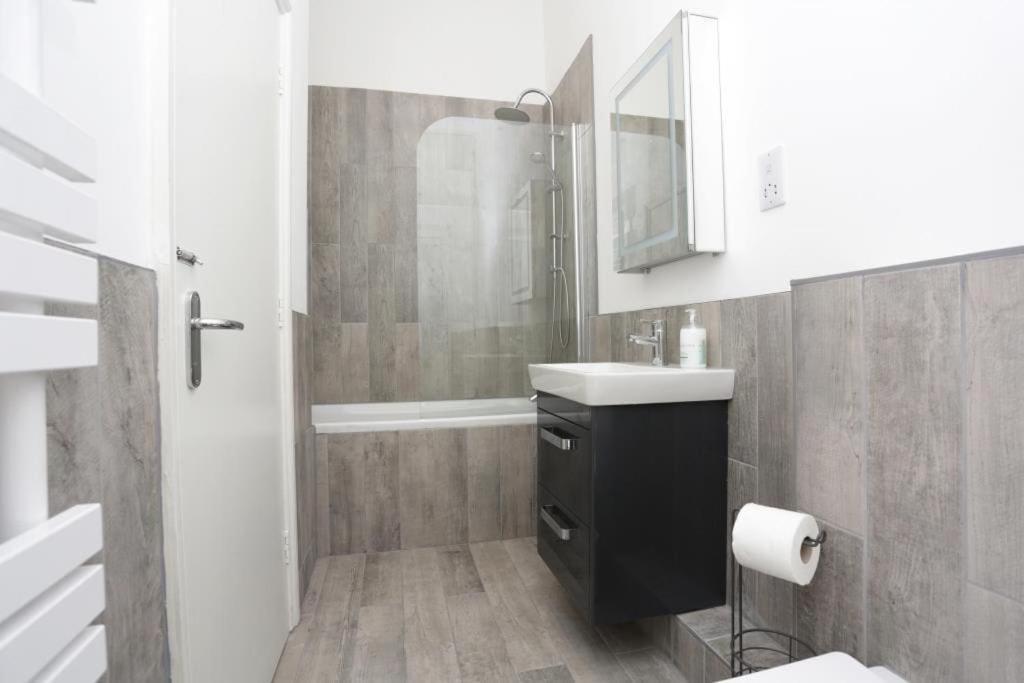 BOURNECOAST: MODERN APARTMENT NEAR TOWN/BEACH-2754