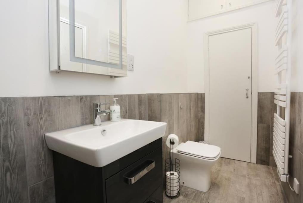 BOURNECOAST: MODERN APARTMENT NEAR TOWN/BEACH-2754