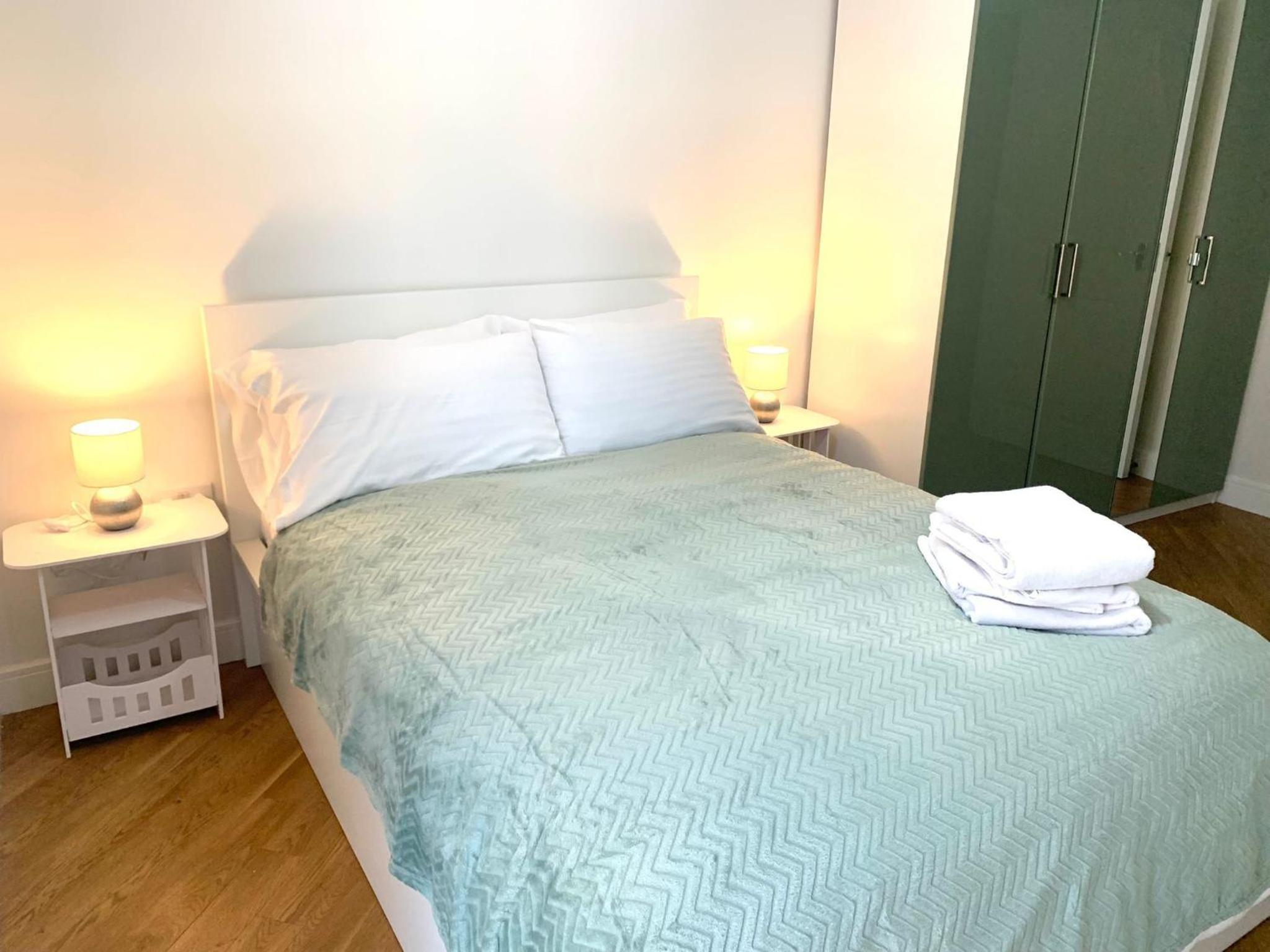 Dagenham 1 bed flat with views