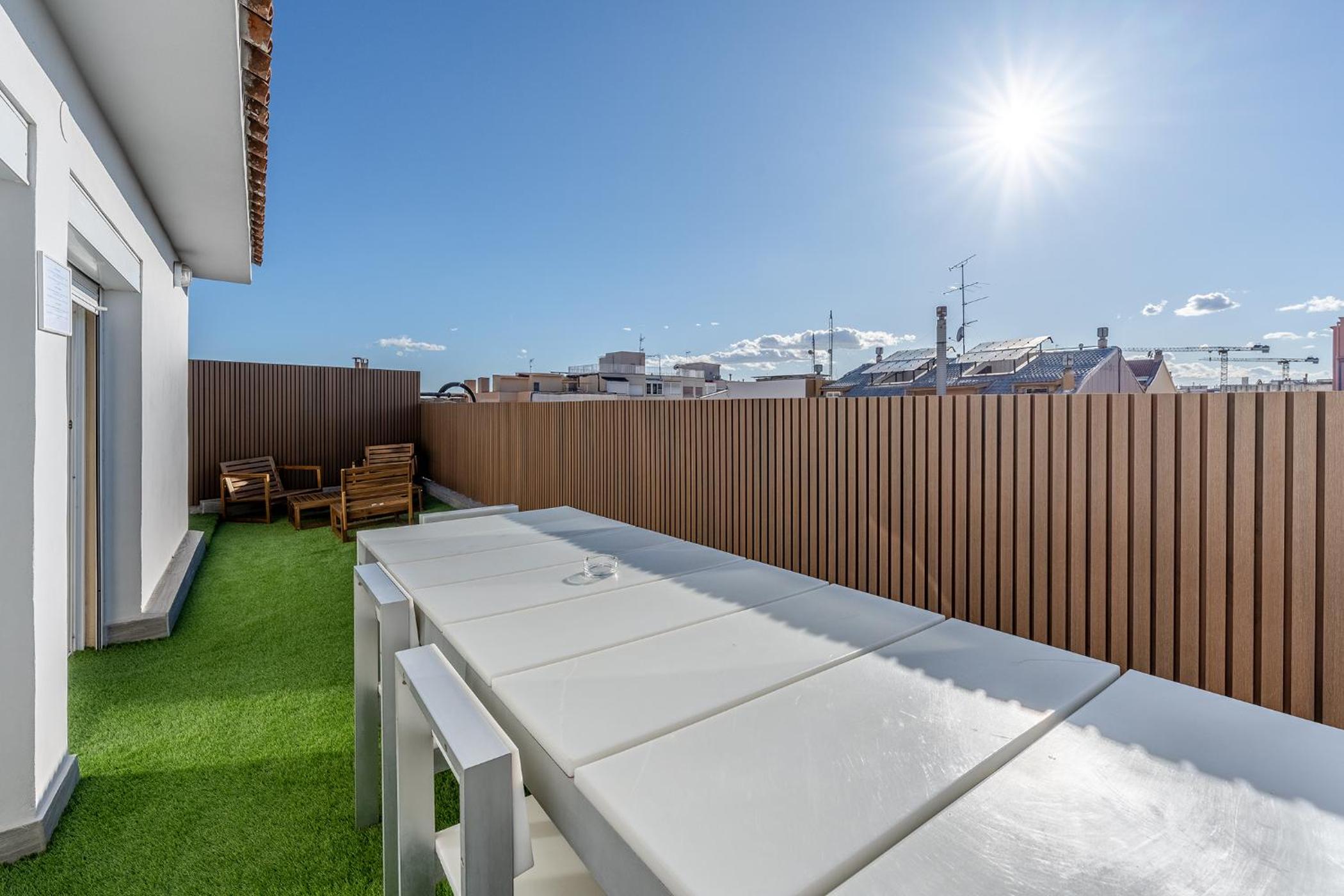 The White Flats Les Corts