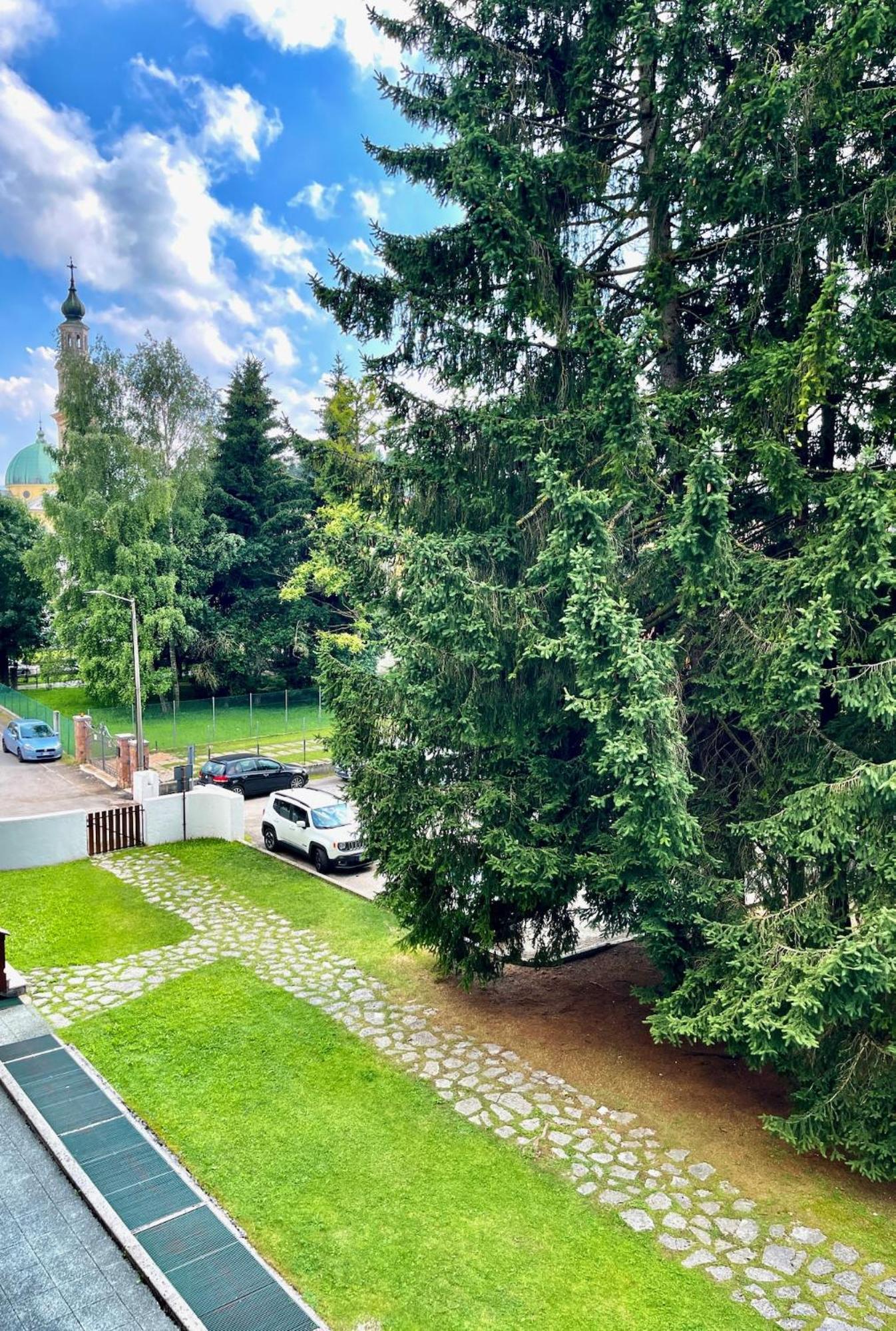 Appartamento per Famiglie in Centro ad Asiago con Posto Auto e Ampio Giardino view 2