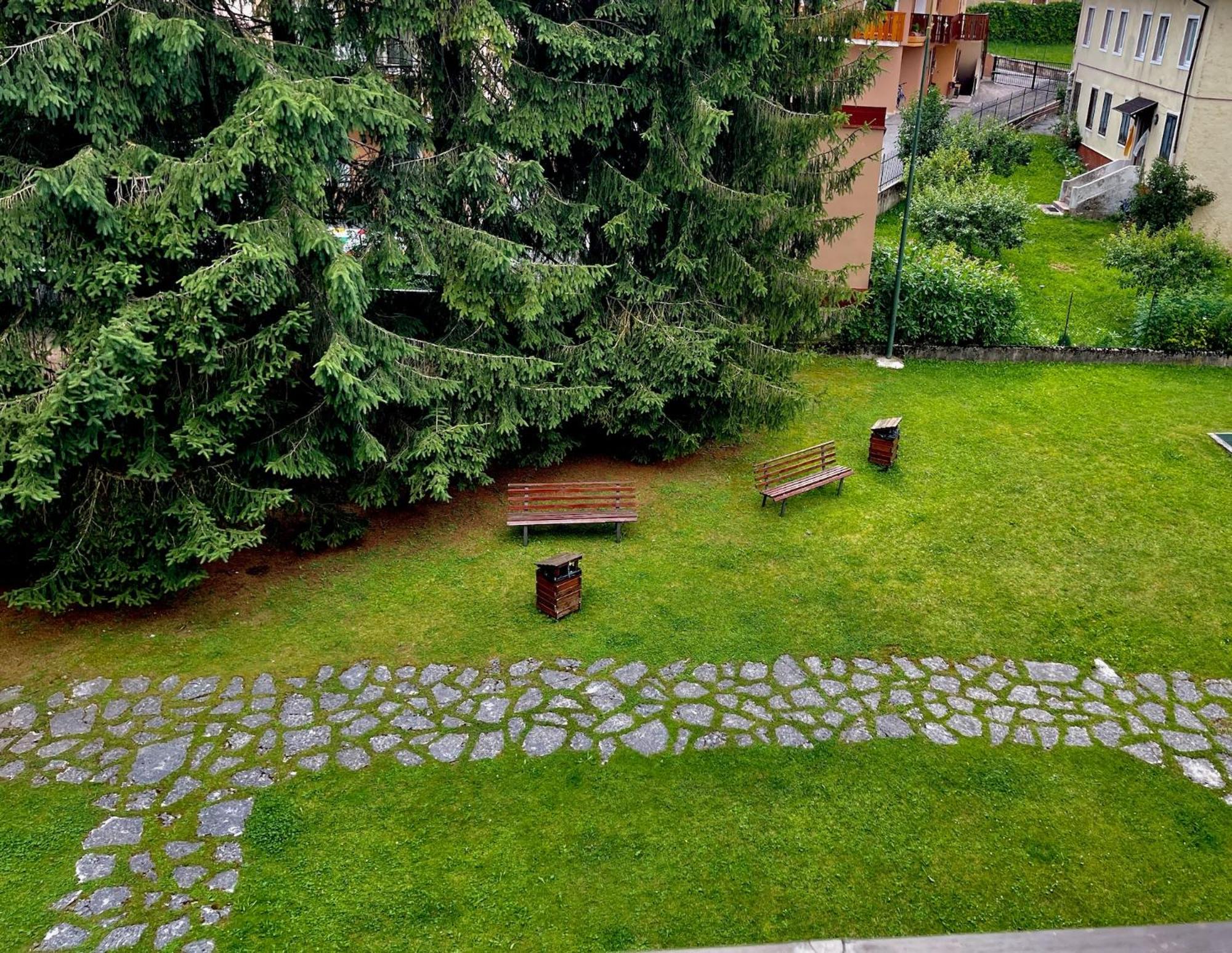 Appartamento per Famiglie in Centro ad Asiago con Posto Auto e Ampio Giardino view 4