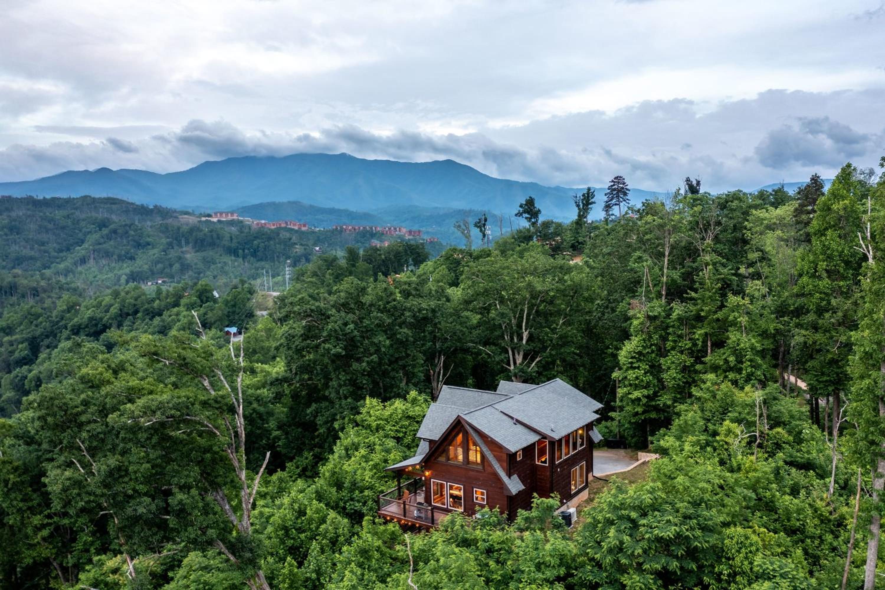 Modern Cabin, 3 King Suites, Hot Tub, Bunk Room, Incredible Views, Game Room, Theatre, Great for Families and Friend Groups Alike, Unmatched Location 10 Mi view 5
