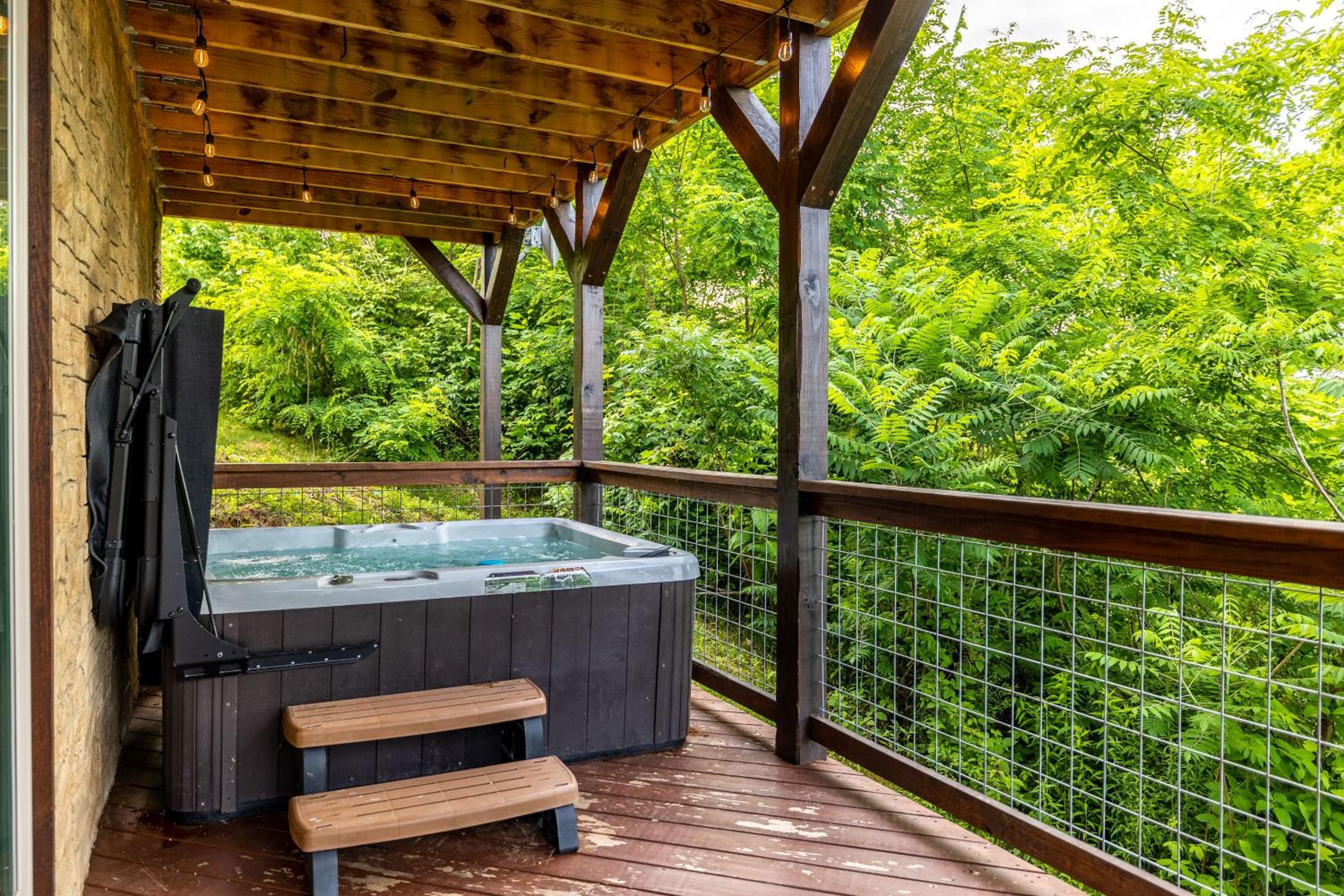 Modern Cabin, 3 King Suites, Hot Tub, Bunk Room, Incredible Views, Game Room, Theatre, Great for Families and Friend Groups Alike, Unmatched Location 10 Mi view 2