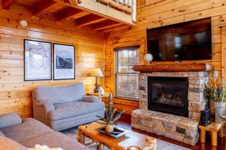 Dog Friendly Cabin, Hot Tub, 10 Mins to Dollywood , 3 Decks with Views, Sleeps 10, Near Parkway and Smoky Mountains, Cozy Living Space, 24H Support view 3