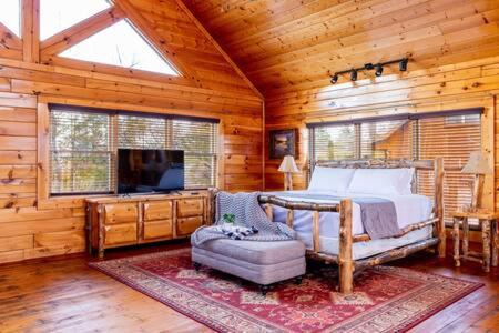 Dog Friendly Cabin, Hot Tub, 10 Mins to Dollywood , 3 Decks with Views, Sleeps 10, Near Parkway and Smoky Mountains, Cozy Living Space, 24H Support view 4