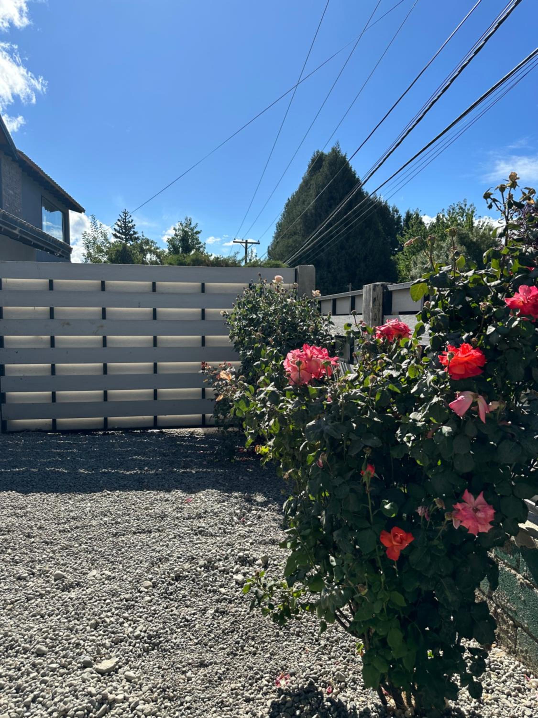 Apartamento hasta 4 personas con jardin, parrilla y, estacionamiento gratuito Ubicado cerca de la ciudad y, a 20 minutos del cerro Catedral