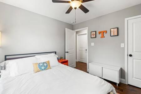 Family Home in Oakwood, 12 Mins to Campus, Patio, Washer Dryer, 2 Bathrooms, Utilities and Internet Included, Great for Students or Families, Charming Oakw view 2