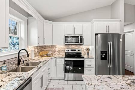 Family Home in Oakwood, 12 Mins to Campus, Patio, Washer Dryer, 2 Bathrooms, Utilities and Internet Included, Great for Students or Families, Charming Oakw view 4