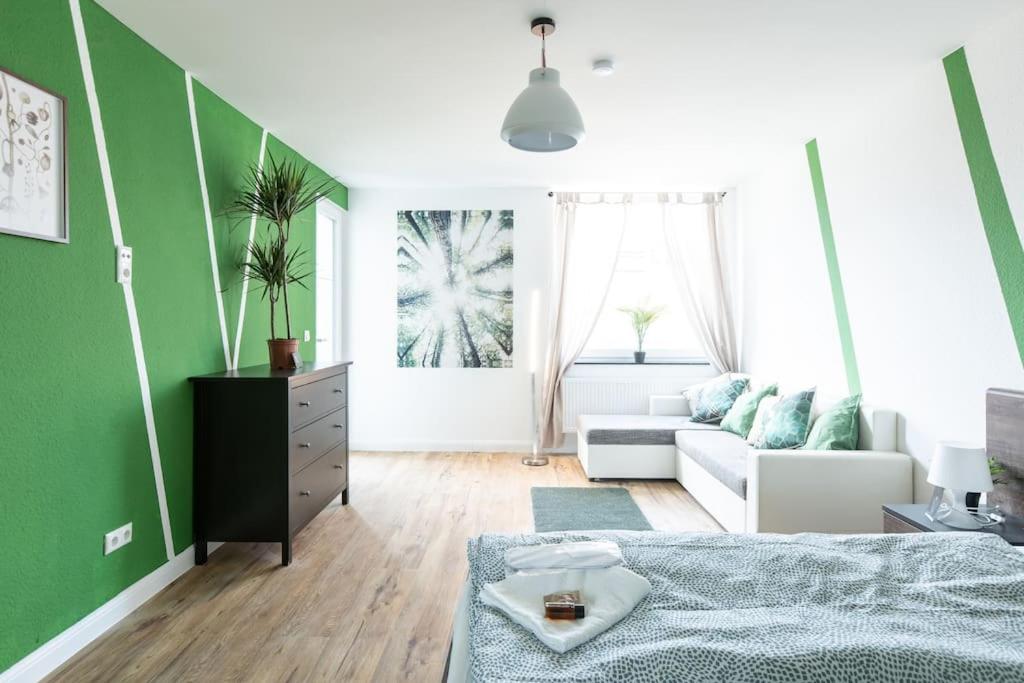 Nature inspiration Apartment with Balcony & Grill BBQ in Duisburg Mitte Central Station 10 Mins & Big TV with Photo Lights