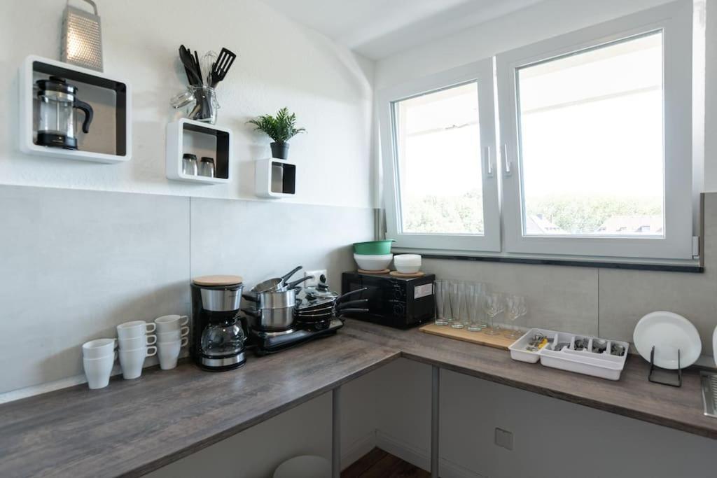 Nature inspiration Apartment with Balcony & Grill BBQ in Duisburg Mitte Central Station 10 Mins & Big TV with Photo Lights