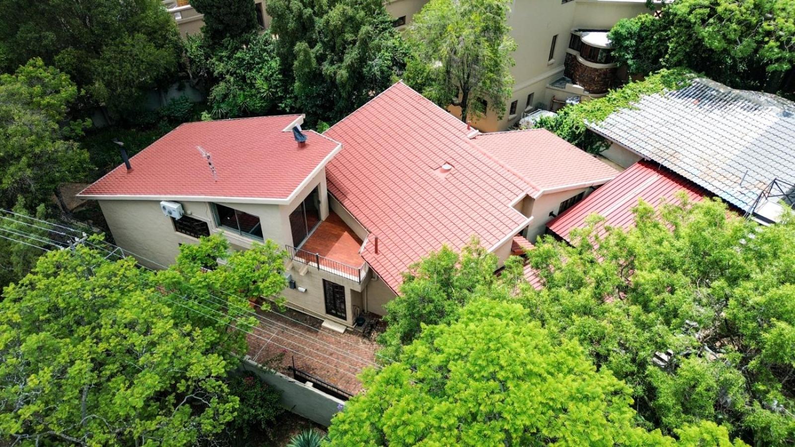 Executive suite with full kitchen & lounge view 5
