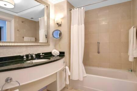 The Palms, Ocean View Studio Located at Ritz Carlton - Key Biscayne