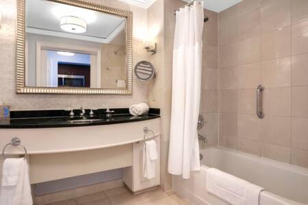 The Palms, Ocean View Studio Located at Ritz Carlton - Key Biscayne