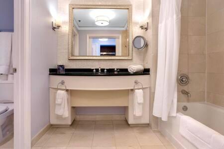 The Palms, Ocean View Studio Located at Ritz Carlton - Key Biscayne