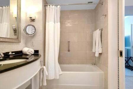 The Palms, Ocean View Studio Located at Ritz Carlton - Key Biscayne