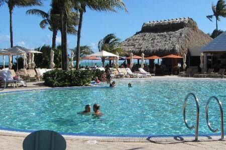 The Palms, Ocean View Studio Located at Ritz Carlton - Key Biscayne