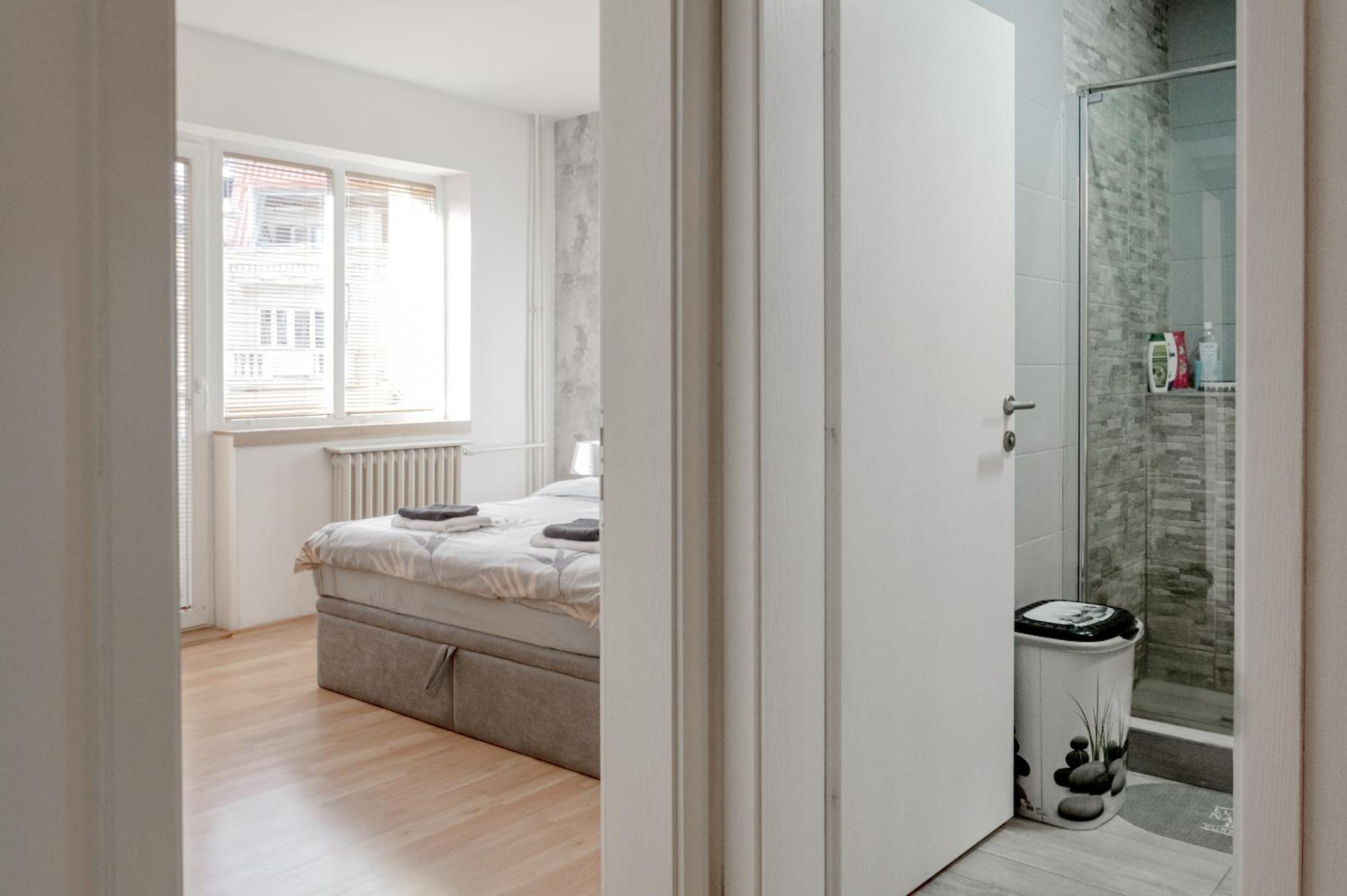 City Center Apartment - 4 Balconies - Walk to Macedonia Square