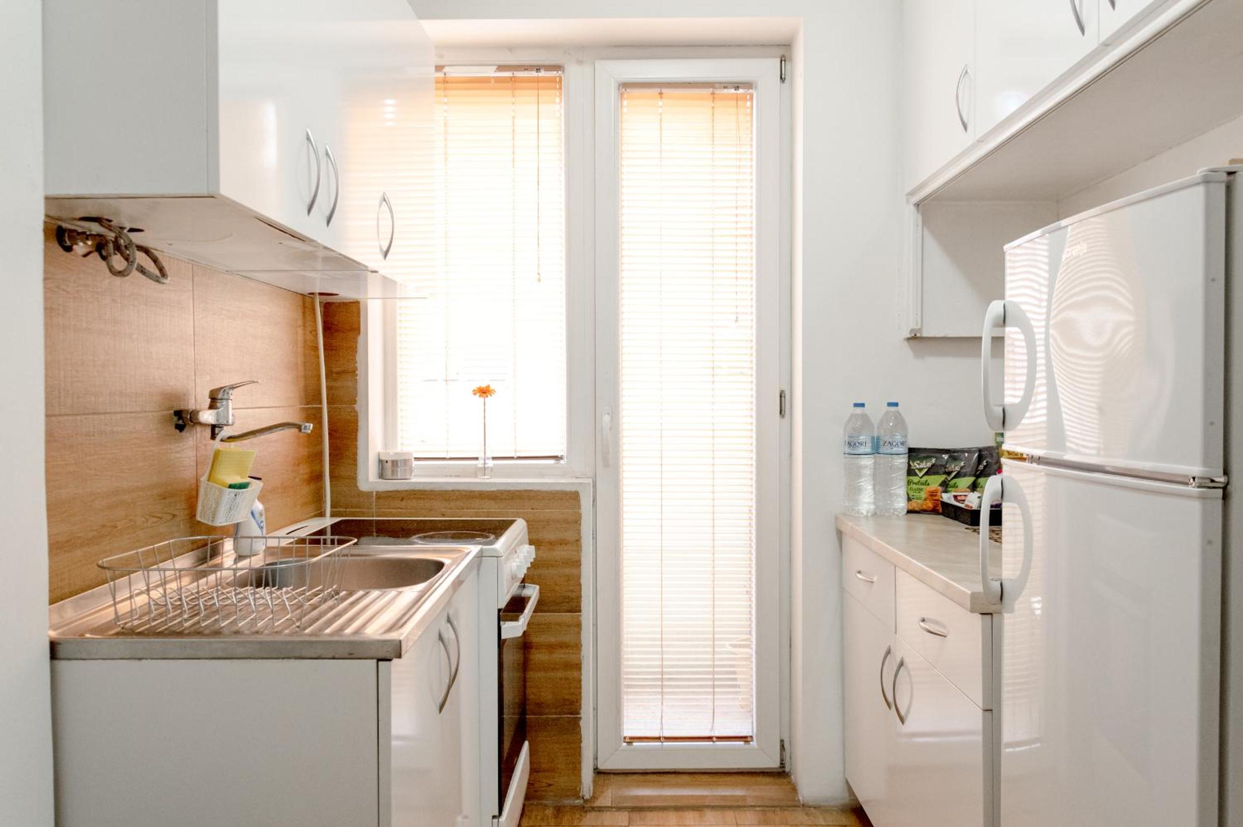 City Center Apartment - 4 Balconies - Walk to Macedonia Square