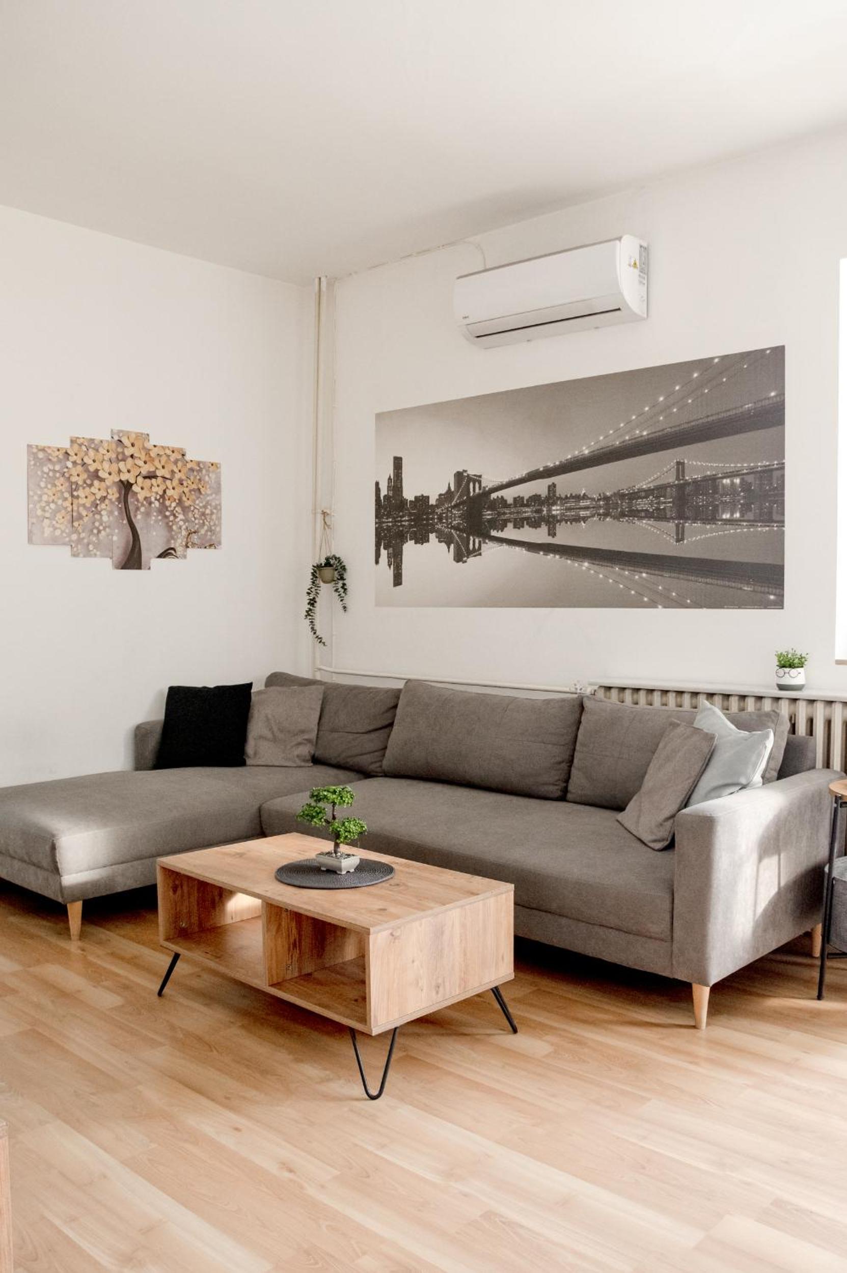 City Center Apartment - 4 Balconies - Walk to Macedonia Square