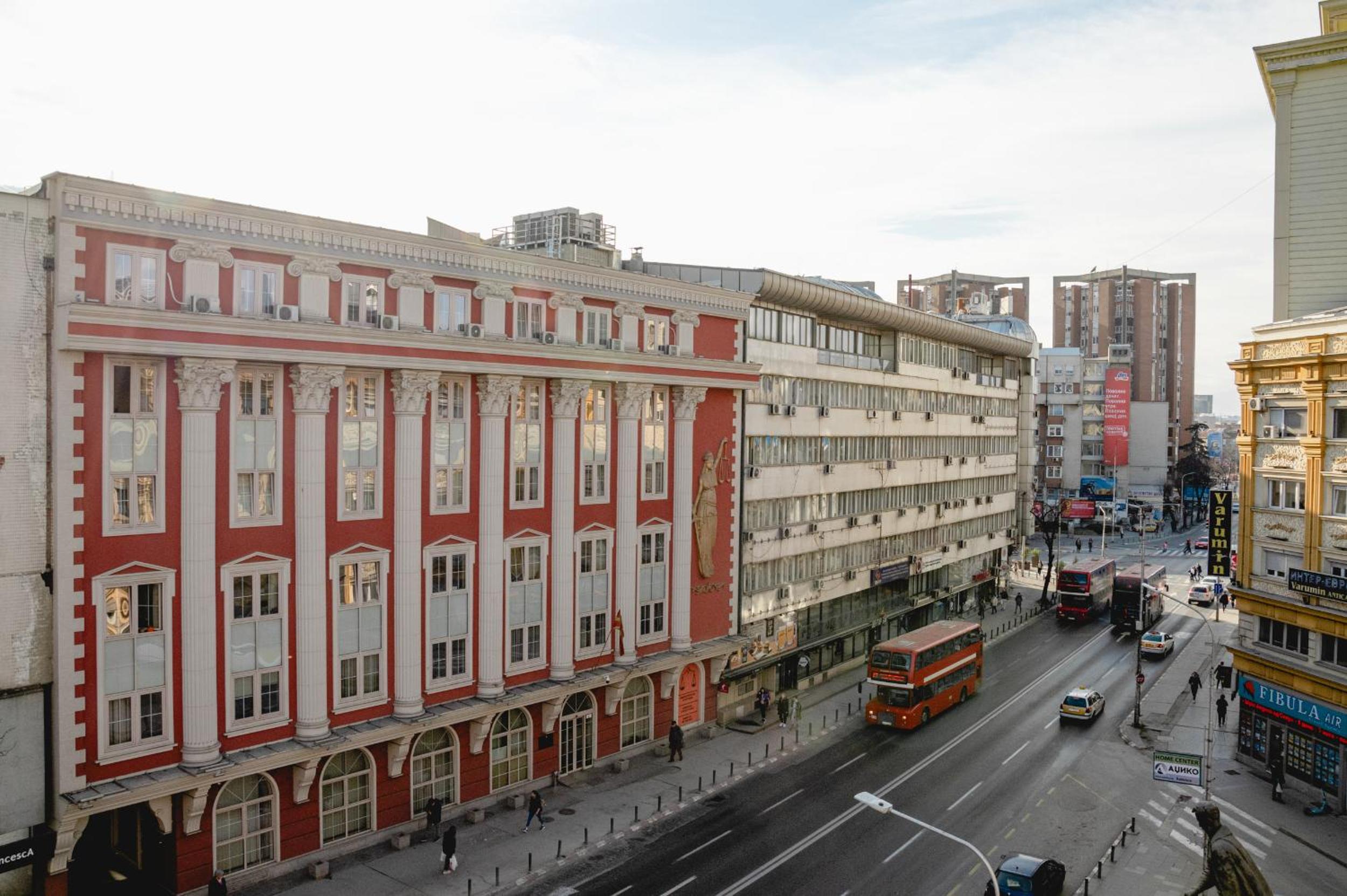 City Center Apartment - 4 Balconies - Walk to Macedonia Square