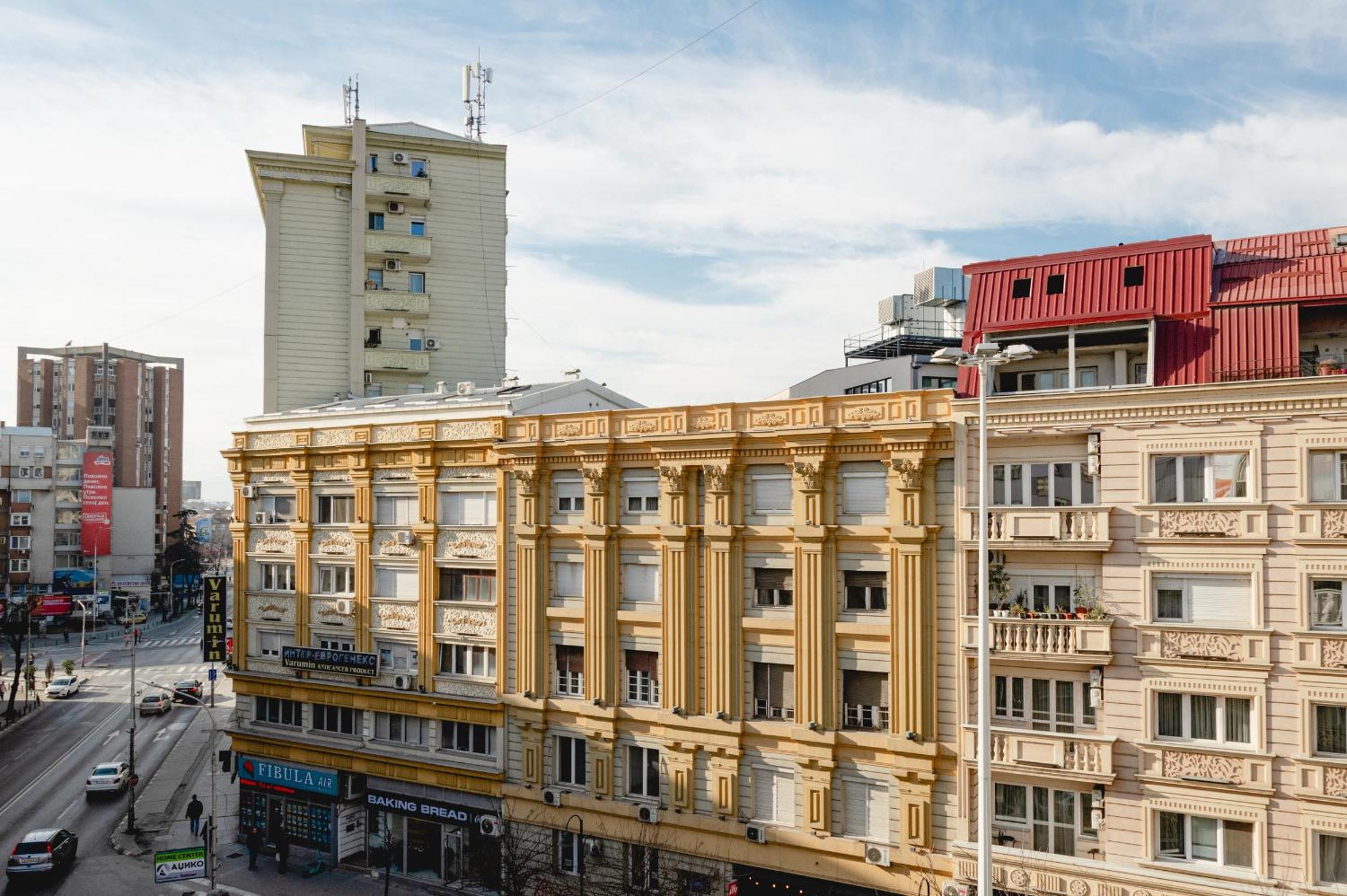 City Center Apartment - 4 Balconies - Walk to Macedonia Square