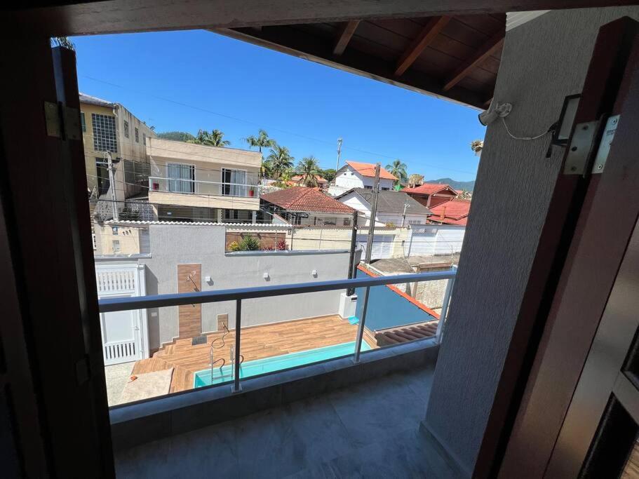 Beach House Pool in Bertioga – Just 90m from Beach