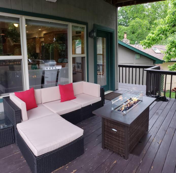 Hotel Entire Lake House - Private Hot Tub, Firepit, Pool, Boat 2 Rent - Image 1