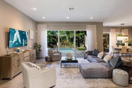 VILLA MAGNOLIA-with heated pool-by VIAC