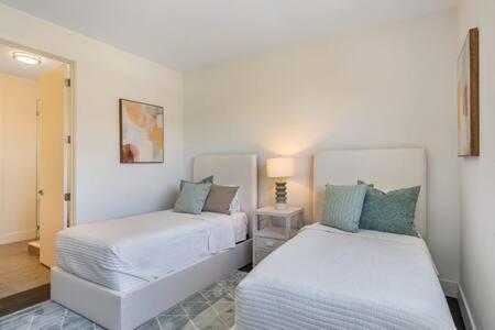 VILLA MAGNOLIA-with heated pool-by VIAC