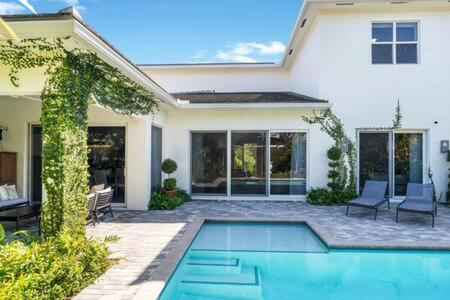 VILLA MAGNOLIA-with heated pool-by VIAC