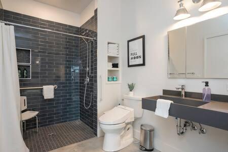 ADA Accessible Dog Friendly Home with Patio, Yard Ample Parking, Great for Families, 12 Mins to Broadway, 12South, Geodis Park, 24 Hr Hospitality view 2