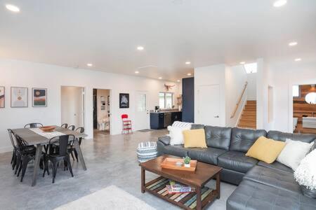 ADA Accessible Dog Friendly Home with Patio, Yard Ample Parking, Great for Families, 12 Mins to Broadway, 12South, Geodis Park, 24 Hr Hospitality view 3