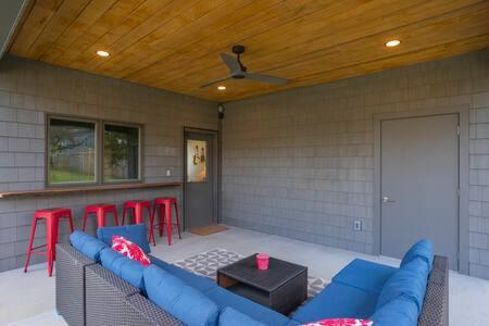 ADA Accessible Dog Friendly Home with Patio, Yard Ample Parking, Great for Families, 12 Mins to Broadway, 12South, Geodis Park, 24 Hr Hospitality view 4