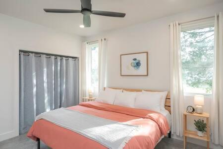ADA Accessible Dog Friendly Home with Patio, Yard Ample Parking, Great for Families, 12 Mins to Broadway, 12South, Geodis Park, 24 Hr Hospitality view 5