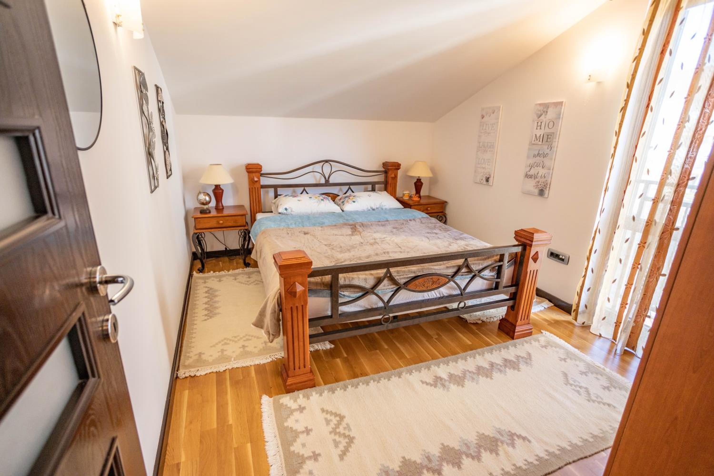 Sunny Portside Apartment photo 2