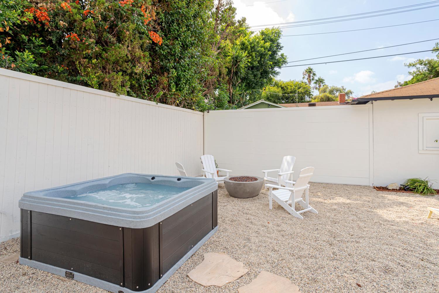 New Home Universal sleeps 18 hot tub