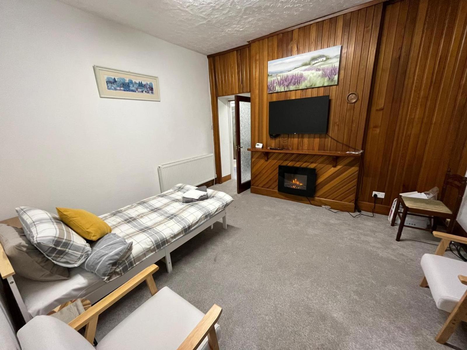 Luxury 1BR Flat Central Dumfries Self Check-in, Parking, Wi-Fi