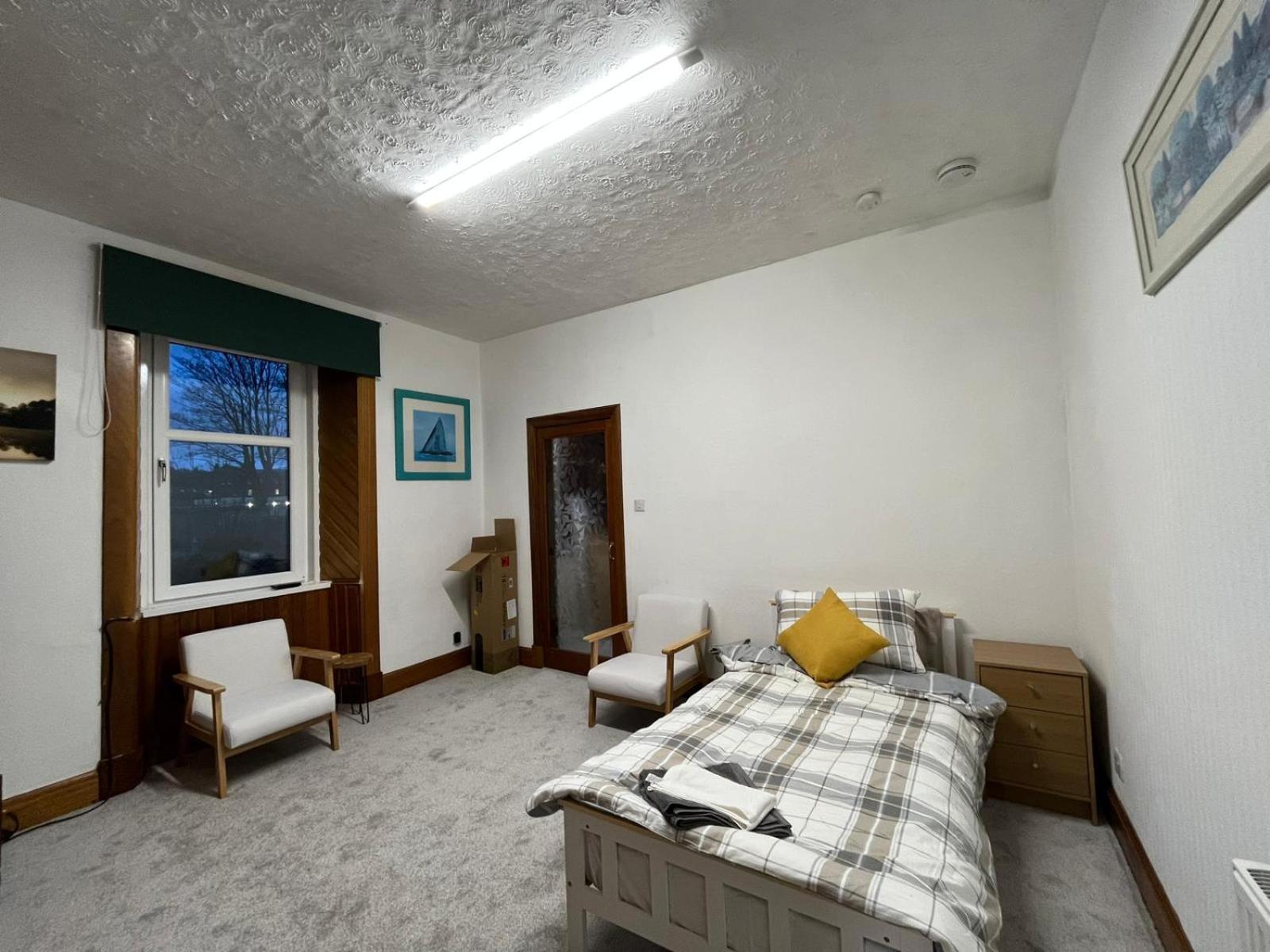 Luxury 1BR Flat Central Dumfries Self Check-in, Parking, Wi-Fi