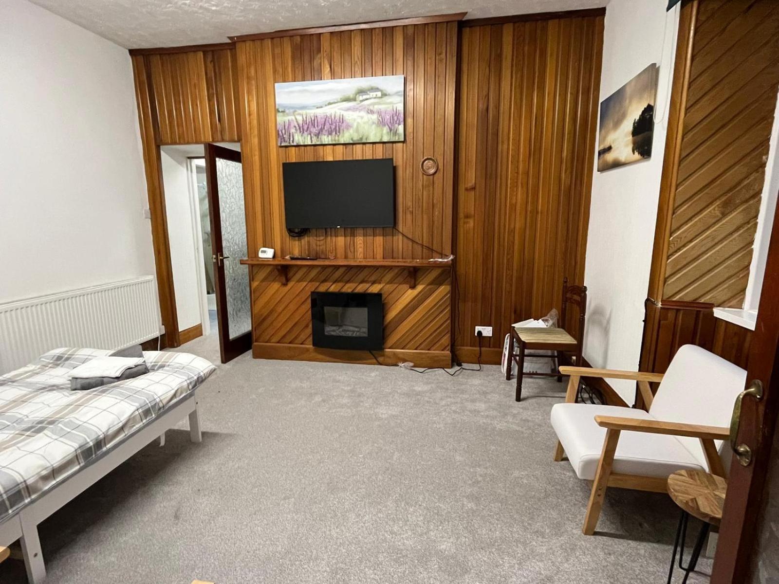 Luxury 1BR Flat Central Dumfries Self Check-in, Parking, Wi-Fi