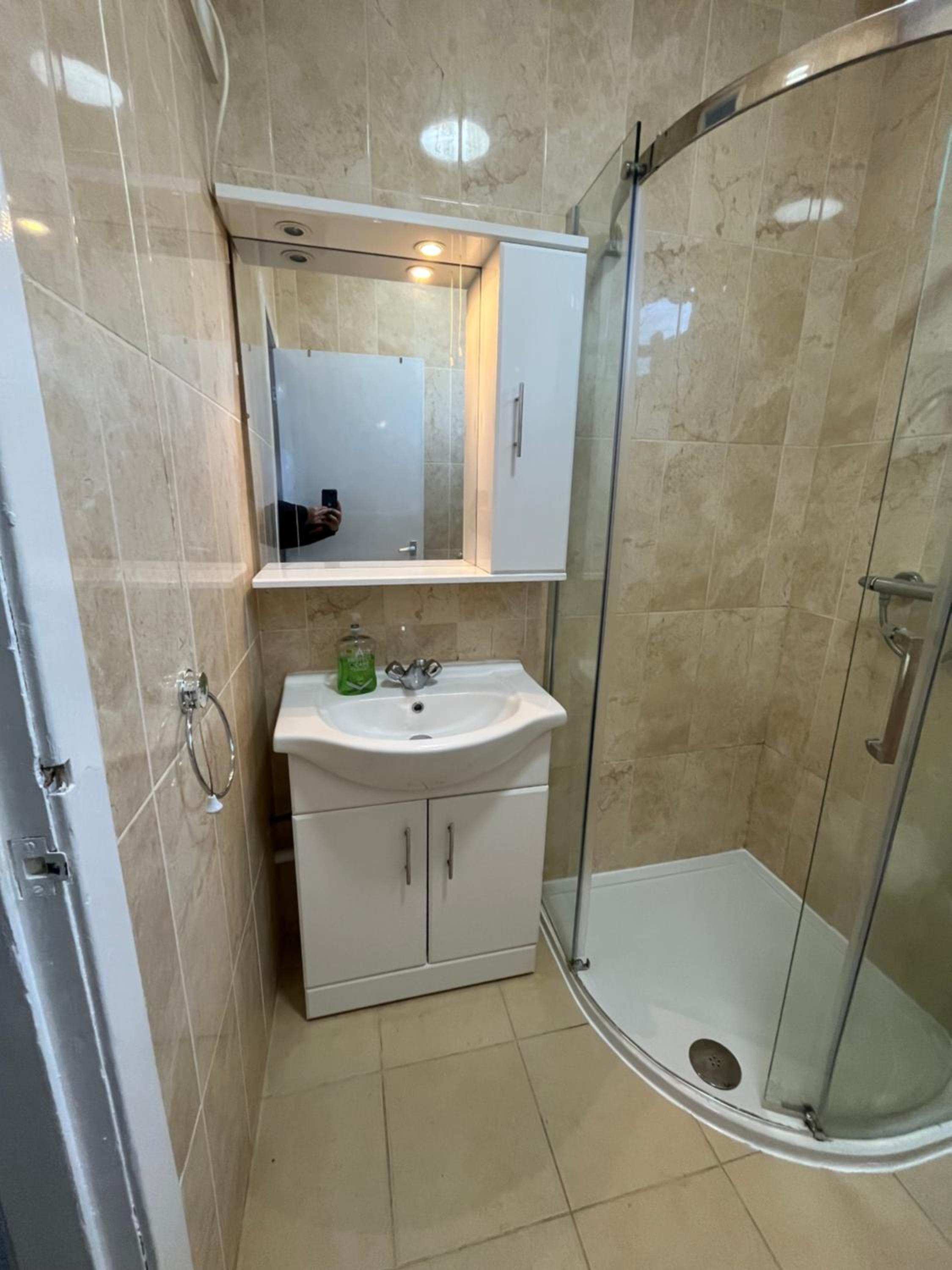 Luxury 1BR Flat Central Dumfries Self Check-in, Parking, Wi-Fi