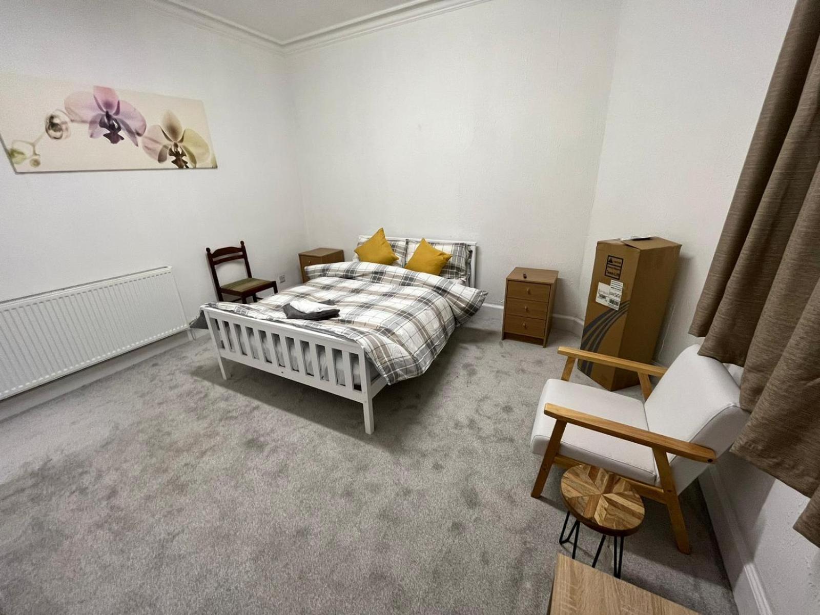 Luxury 1BR Flat Central Dumfries Self Check-in, Parking, Wi-Fi
