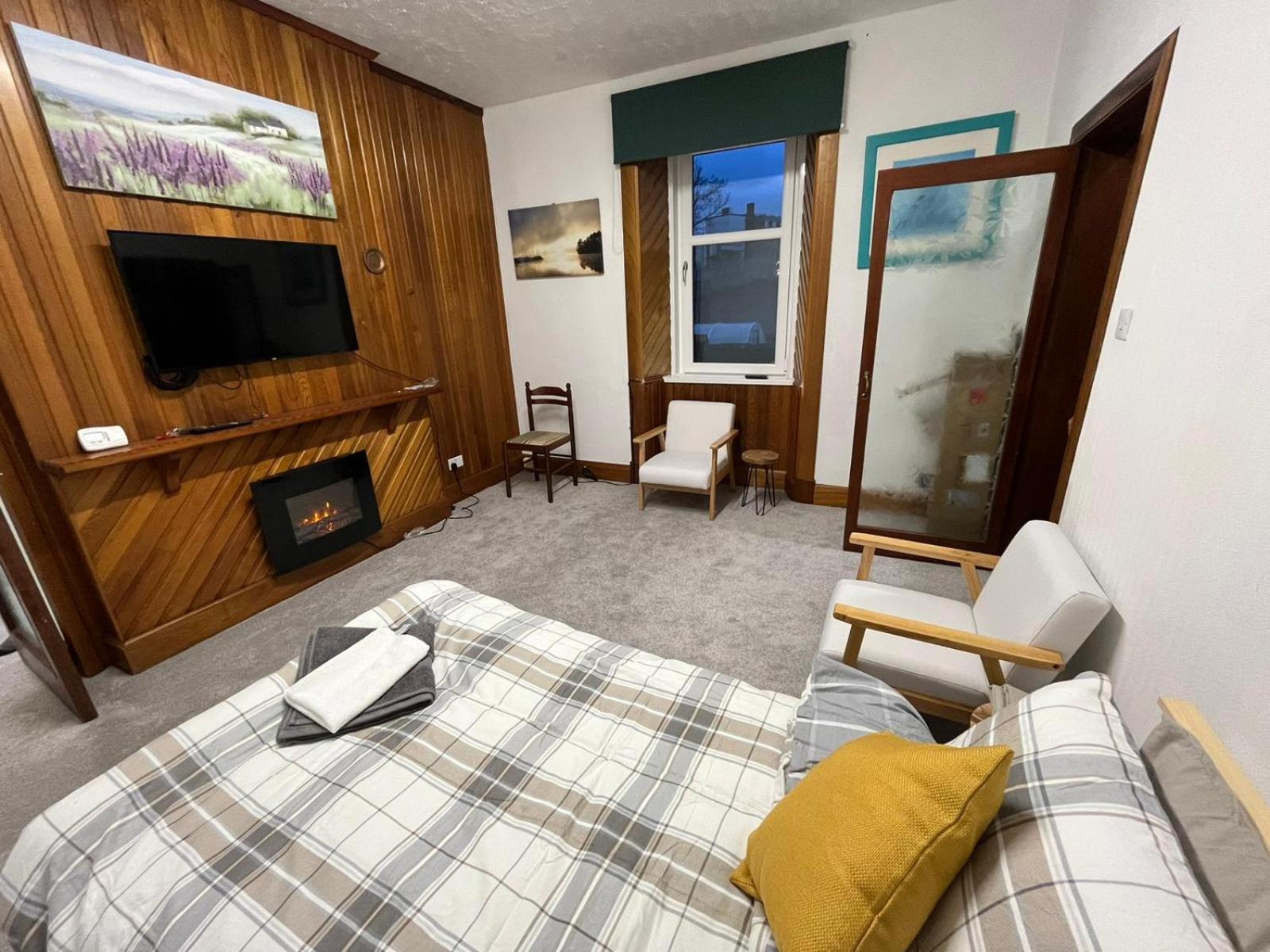 Luxury 1BR Flat Central Dumfries Self Check-in, Parking, Wi-Fi