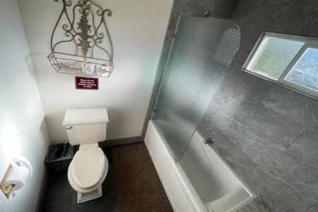 Creekside Dream Game Room Sleeps 12 bbq near town view 4