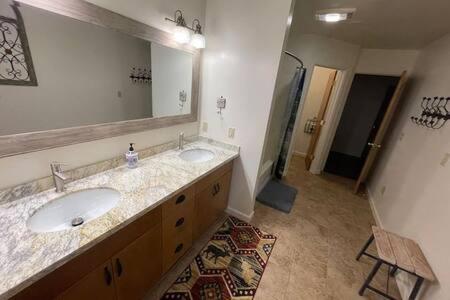 Creekside Dream Game Room Sleeps 12 bbq near town view 3