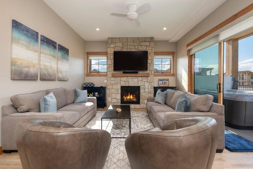 NEW Condo Grand Park W/Hot Tub & Mountain View view 3