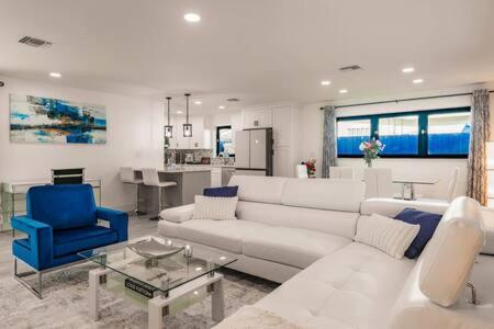 BnB Hyperion - Sunny Oasis w Pool & Florida Room