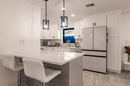 BnB Hyperion - Sunny Oasis w Pool & Florida Room