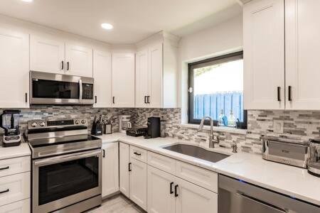 BnB Hyperion - Sunny Oasis w Pool & Florida Room